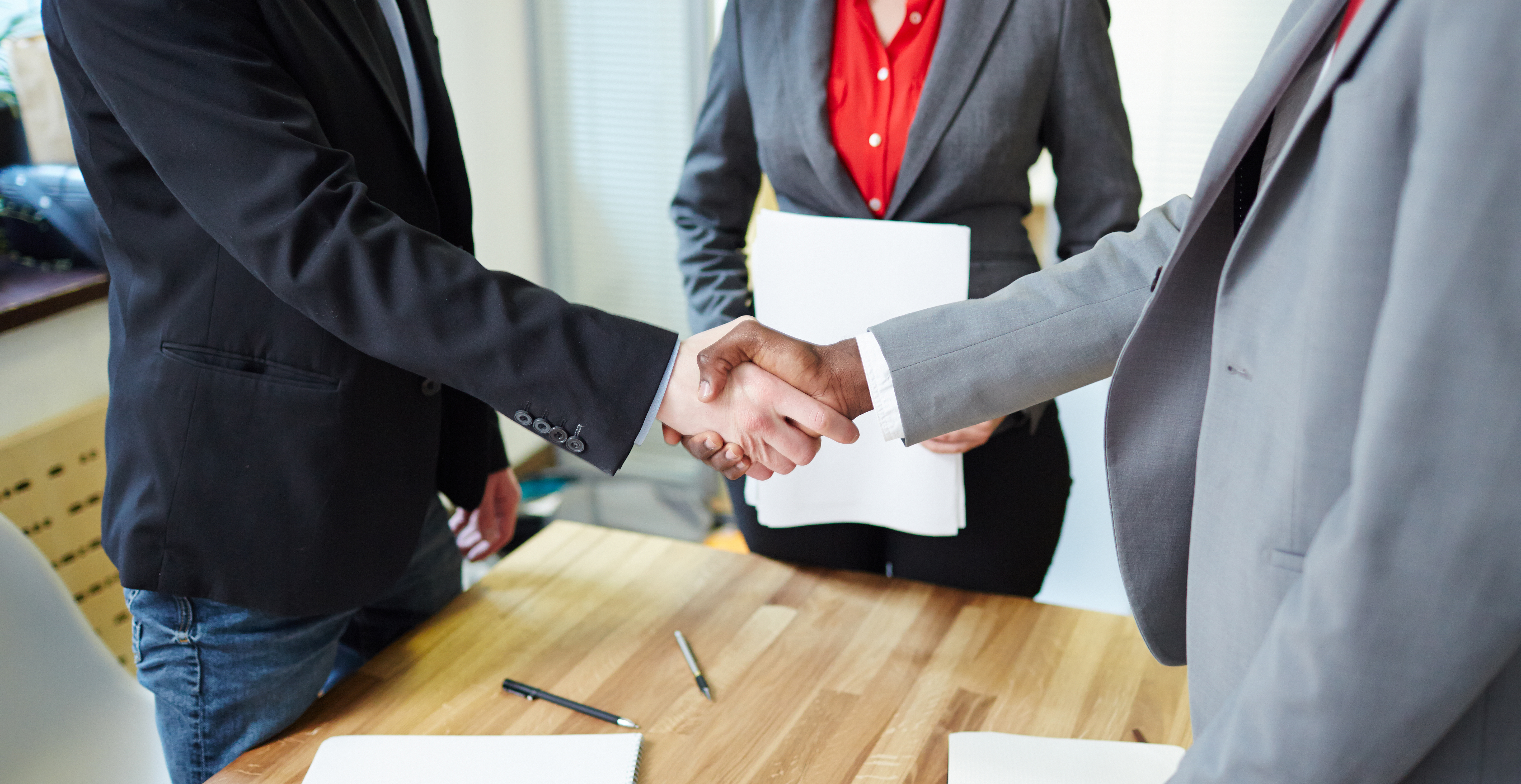 Pessoas apertando as mãos
